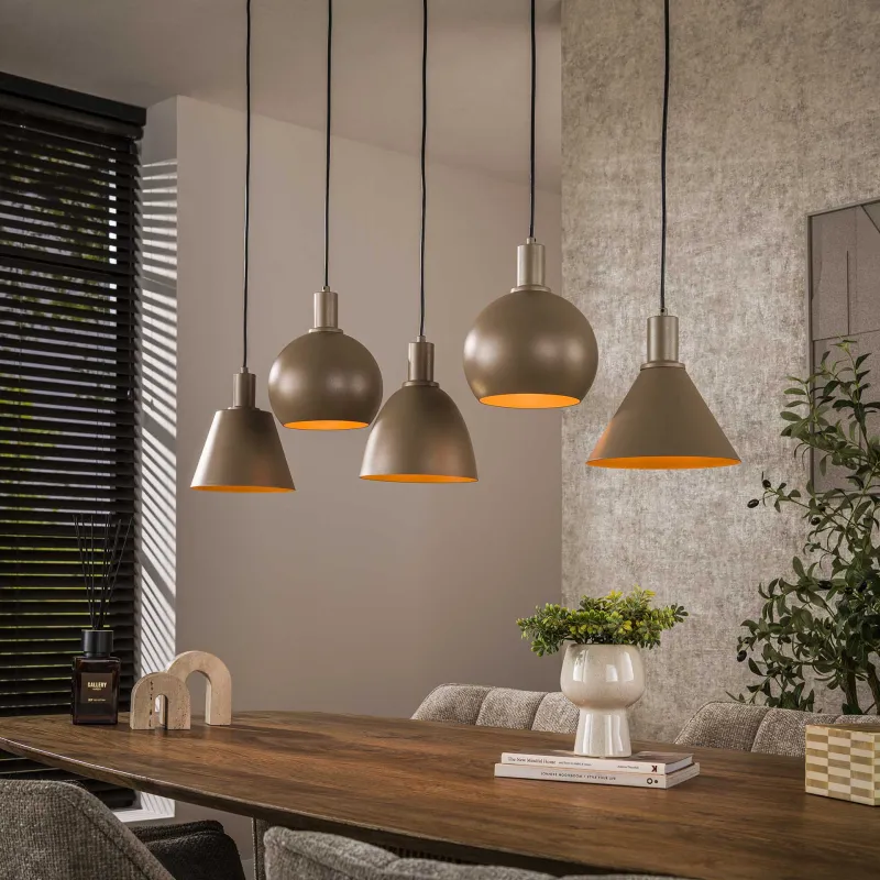 Itica - Loftlampe med fem forskellig formede lampeskærme i beige metal Levering