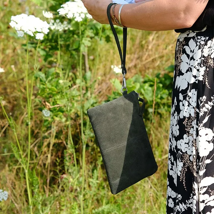 Clutch i mørkegrøn ruskind
