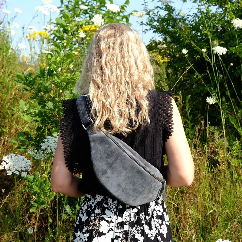 Bumbag i grå ruskind