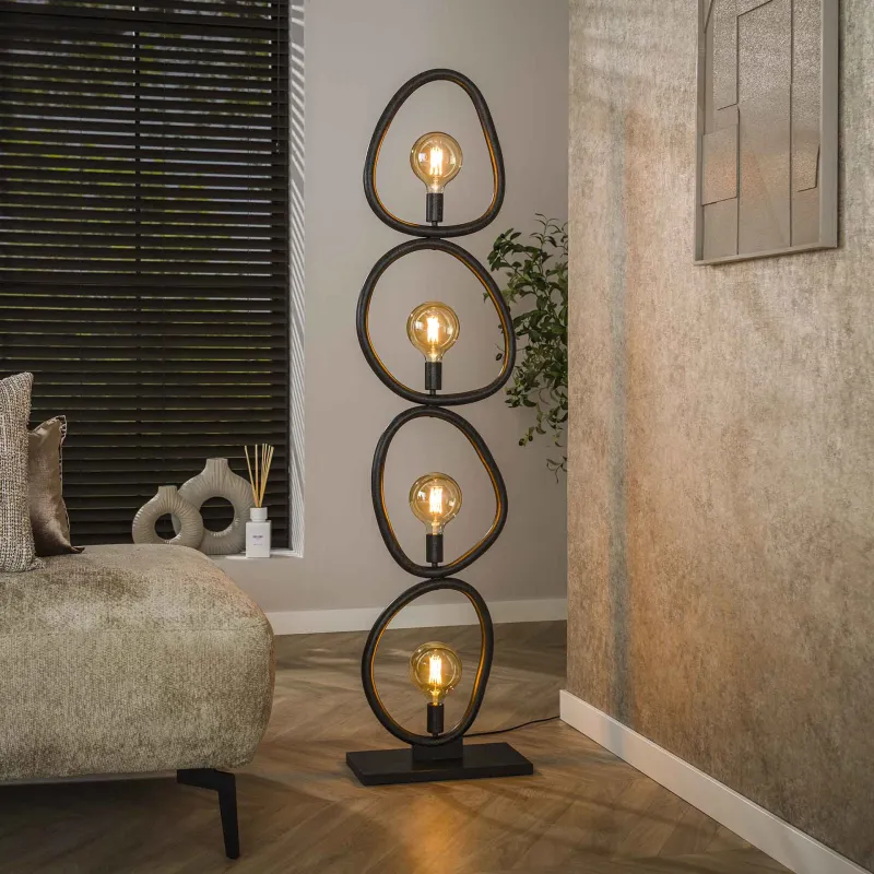 Munti - Gulvlampe med fire organisk formede metalringe Levering