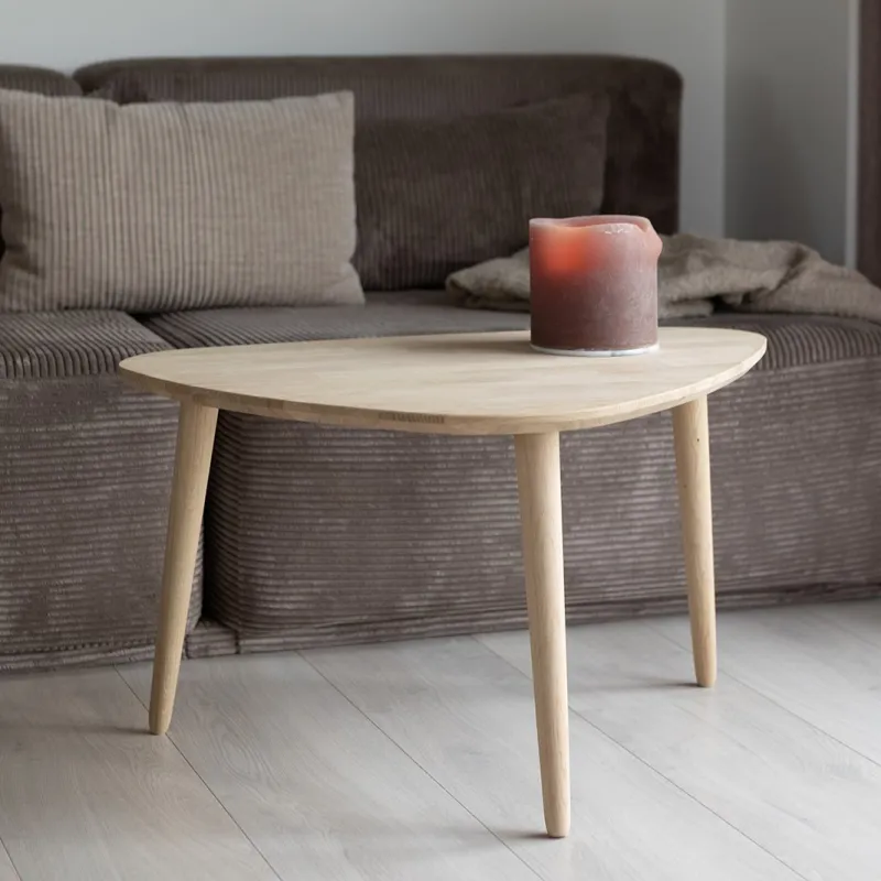 CT 10 - Sofabord i massiv eg med organisk trekantet form i størrelsen 65 x 93 cm Højde