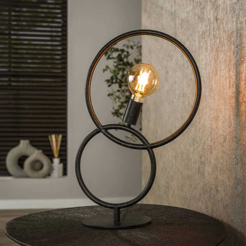 Vinci - Bordlampe i sort metal med to ringe  Levering