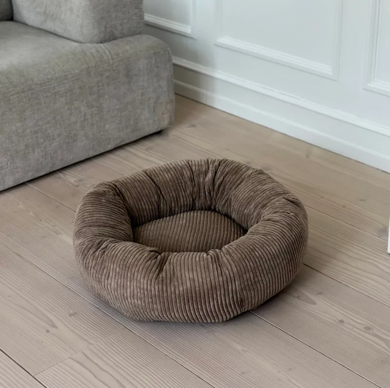 Elva hundekurven i lys brun - bred fløjl - Medium 65 Ø