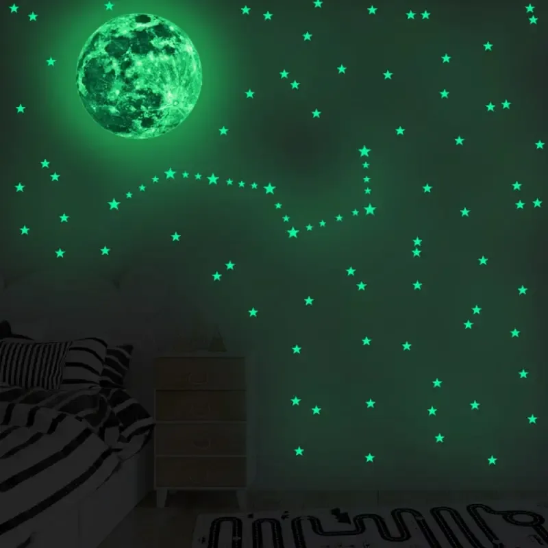 Selvlysende wallsticker med 166 stjerner og en stor flot fuldmåne.