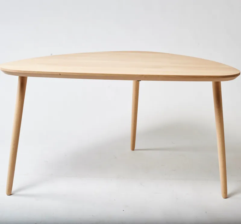 CT 10 - Sofabord i massiv bøg med organisk trekantet form og størrelse 80 x 60 cm Højde