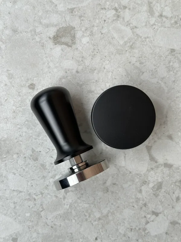 Sæt med kalibreret tamper & distributor i sort stål (54 mm. / 58 mm.)  5