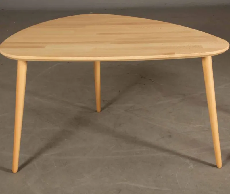 CT 10 - Sofabord i massiv bøg med organisk trekantet form og størrelse 93 x 65 cm Højde