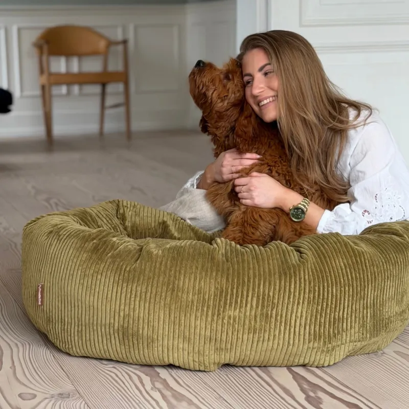 Elva hundekurven i oliven - bred fløjl - Medium 65ø