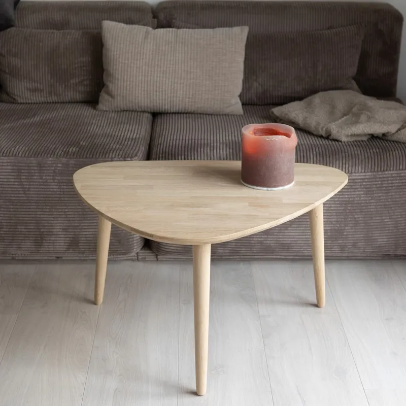 CT 10 - Sofabord i massiv eg med organisk trekantet form i størrelsen 82 x 118 cm Højde