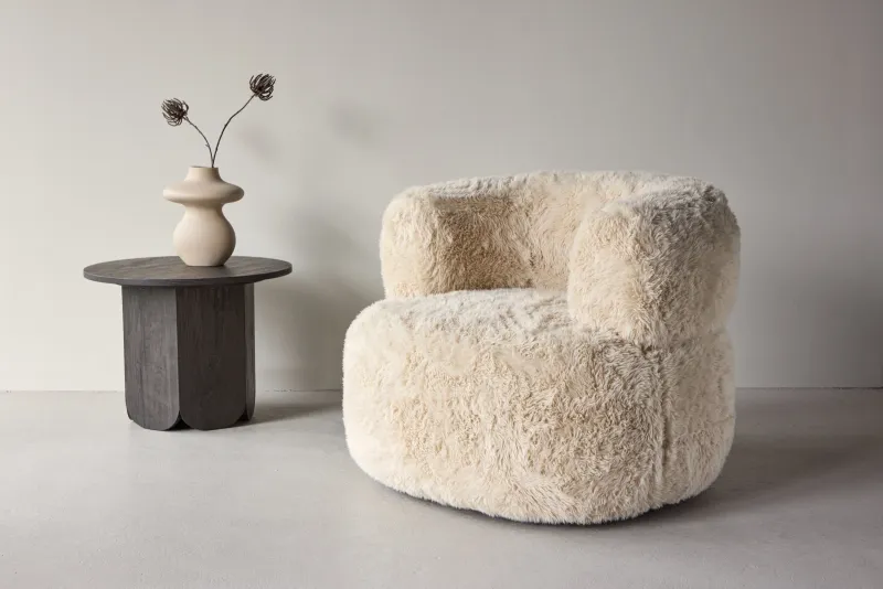 Venture Home - Gert  -  lænestol i offwhite blød kunstpels med metalstel  -  87×82×72cm