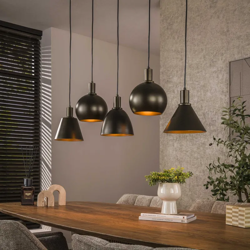 Itica - Loftlampe med fem forskellig formede lampeskærme i Sienna brun metal Levering
