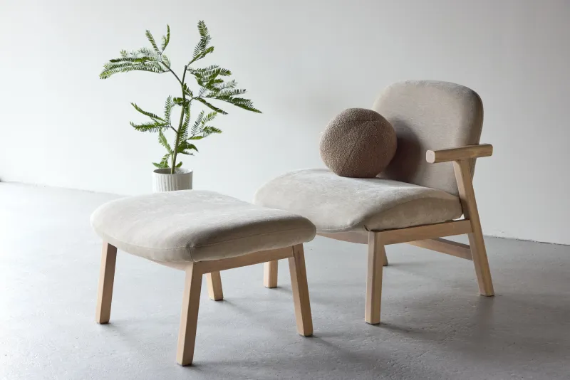Venture Home - Rile  -  lænestol med fodskammel  -  whitewash ben / beige polstring