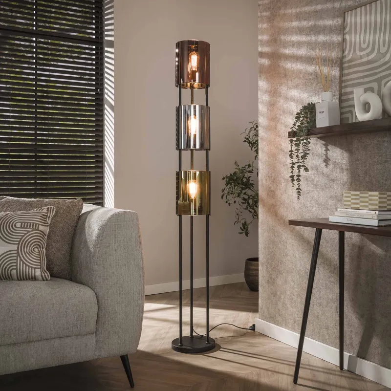 Aida - Gulvlampe med tre forskellige farvede glaskupler Levering