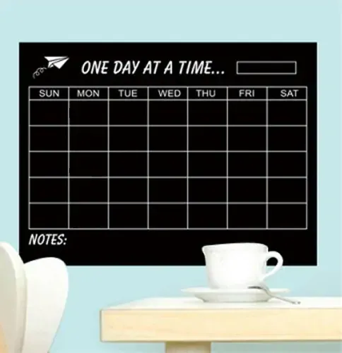 Wallsticker tavle. Ugekalender til kridt. Inkl kridt. 60x45cm.